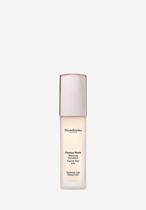 Flacon de fond de teint liquide Elizabeth Arden Flawless Finish avec un bouchon givré et un texte mentionnant l'acide hyaluronique ainsi que les vitamines C et E.
