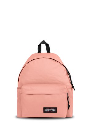 Mochila Eastpak rosa con asa y tiradores de cremallera negros, bolsillo frontal con cremallera y etiqueta de la marca negra en el bolsillo frontal inferior.