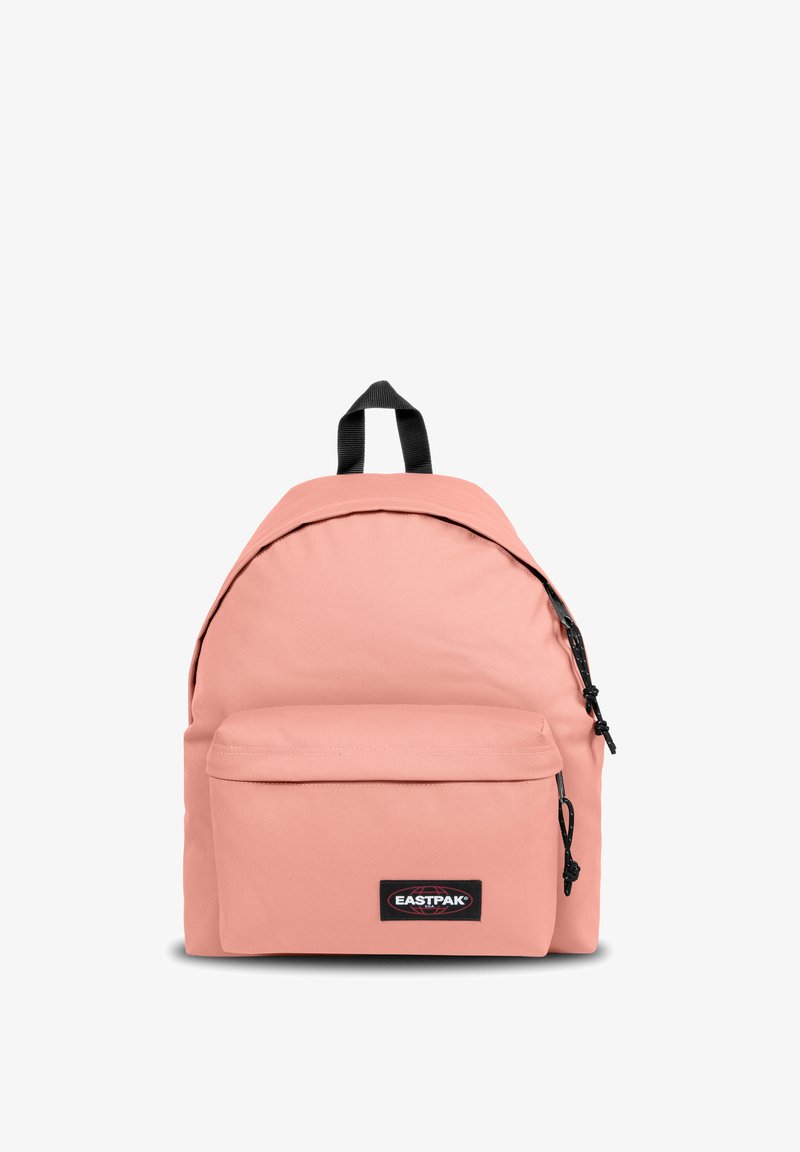 Vaaleanpunainen Eastpak-reppu, jossa on musta kahva ja vetoketjun vedin, etupuolen vetoketjullinen tasku ja musta brändilogo alhaalla etutaskussa.
