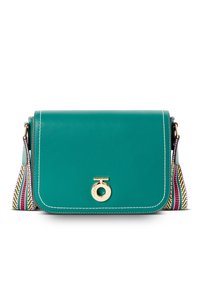 Türkise Leder-Schultertasche mit goldenem, runden Logo und gestreiftem, mehrfarbigem Schulterriemen. Mit Kontrastnähten und Klappenverschluss.