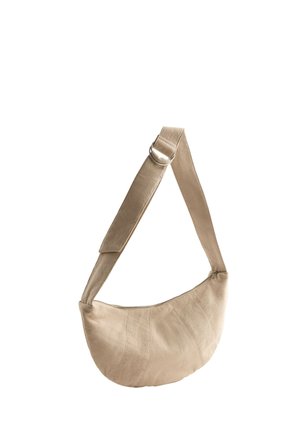 Beige crescentförmige Schultertasche mit breitem verstellbarem Trageriemen und silberner Metallschnalle, Reißverschluss oben.