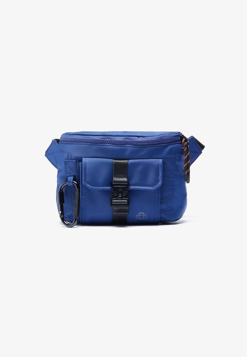 Borsa in nylon blu con zip superiore, tasca frontale bloccata da una fibbia nera e clip laterale per attacco. Texture liscia e design compatto.