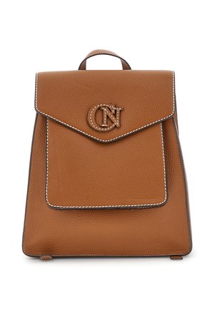 Zaino in pelle marrone con patta frontale, cuciture bianche, manico superiore e logo "CN" intrecciato in rilievo sulla patta.