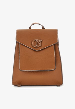 Sac à dos en cuir marron avec rabat avant, surpiqûres blanches, poignée supérieure et logo "CN" entrelacé embossé sur le rabat.
