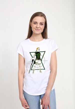 Hvid bomulds t-shirt med et grafisk motiv af en karakter iført grøn taktisk påklædning med et våben, omgivet af geometriske former.