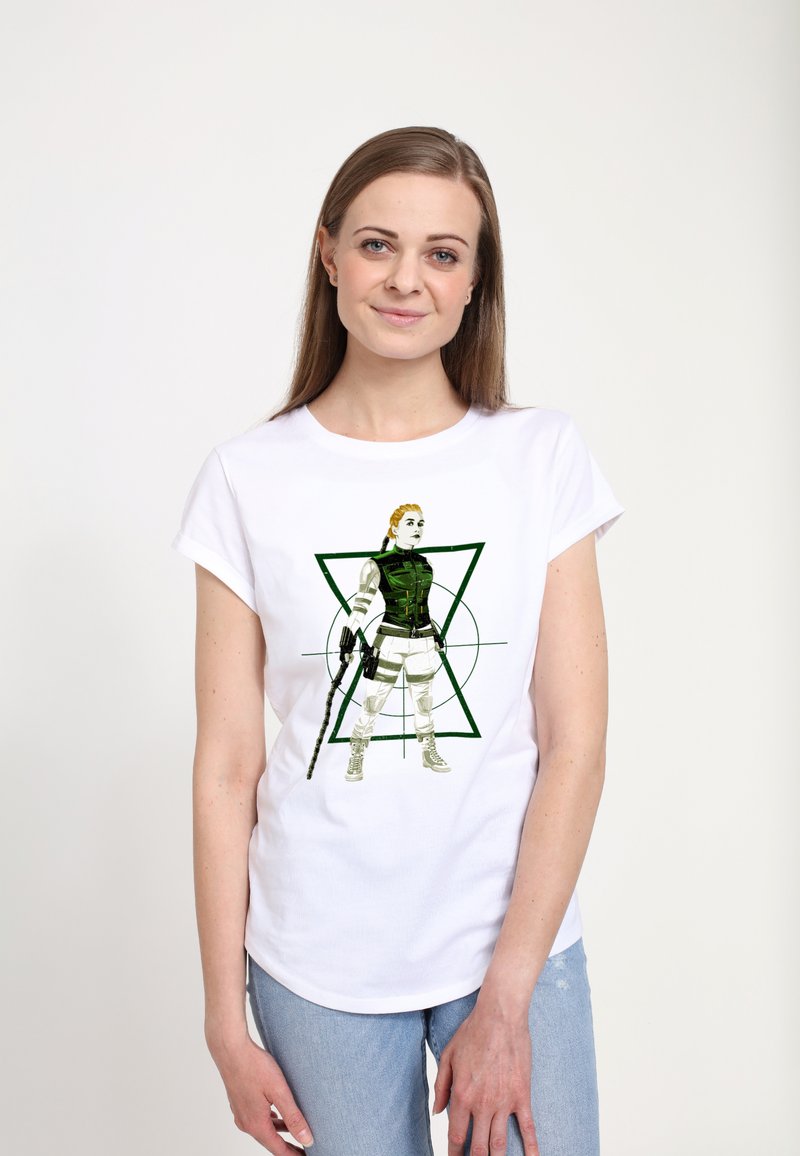 Bílý bavlněný tričko s grafikou postavy v zeleném taktickém oblečení se zbraní, obklopenou geometrickými tvary.