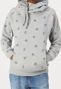 Szara bluza z kapturem wykonana z miękkiego materiału, z wzorzystym motywem małych czarnych liści. Posiada kaptur ze ściągaczem i przednie kieszenie.