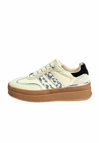 Fehér sneaker, amely velúr és bőr anyagokból készült, szürke leopárdmintás részletekkel, vastag barna talppal és fémes díszítéssel.