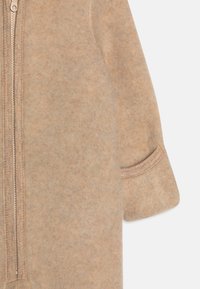 Huttelihut PRAM SUIT EARS UNISEX - Buksedragter - camel melange