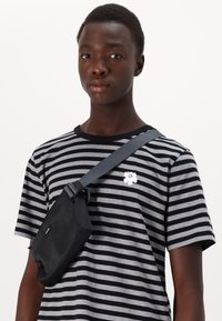 Marimekko TASARAITA UNISEX - Pamata T-krekls - black