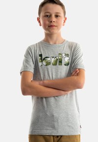 Grijze T-shirt met korte mouwen met een camo-stijl "levi's" logo in groen en wit. Gemaakt van een zachte katoenmix.