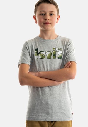 Grijze T-shirt met korte mouwen met een camo-stijl "levi's" logo in groen en wit. Gemaakt van een zachte katoenmix.