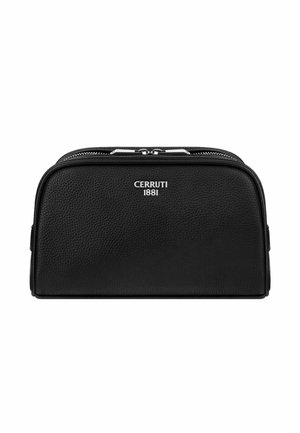 Musta teksturoitu nahkainen toilettilaukku, jossa on kaksinkertainen hopeavetoketju ja "Cerruti 1881" -logo etukeskellä.