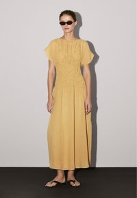 Massimo Dutti FLARED MIDI WITH EMBROIDERED DETAIL - Jurk - mustard yellow