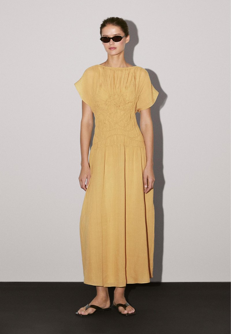 Massimo Dutti FLARED MIDI WITH EMBROIDERED DETAIL - Jurk - mustard yellow