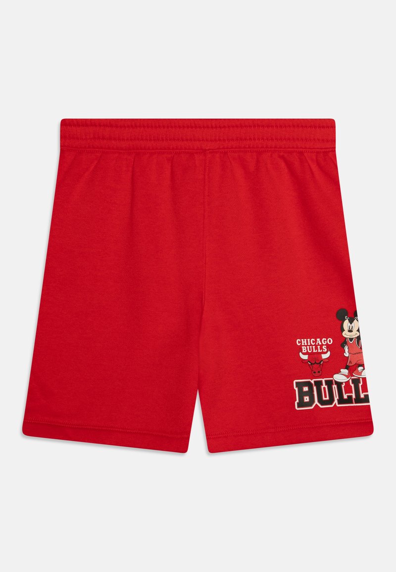 Piros pamut rövidnadrág, Mickey Mouse sportos öltözetben látható nyomott grafikával, mellette "CHICAGO BULLS" felirattal és egy bika logóval. Gumírozott derék.