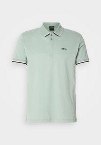Polo vert clair à manches courtes avec col et poignets texturés, deux boutons et logo BOSS noir sur la poitrine gauche.
