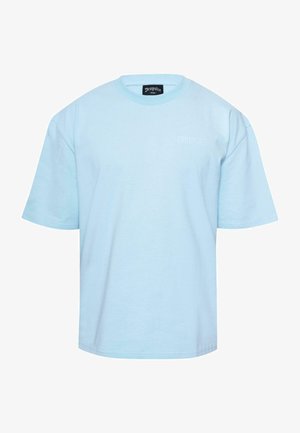 Jasnoniebieska koszulka bawełniana z krótkimi rękawami, okrągłym dekoltem i białym logo "DROPSIZE" na piersi, o luźnym kroju.