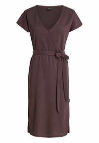 Vestido wrap de color malva oscuro, con mangas cortas, escote en V y un cinturón de tela atado en la cintura con un acabado texturizado.