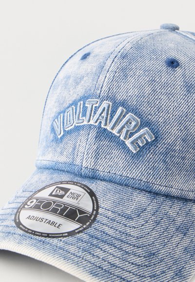 Καπέλο μπέιζμπολ από ανοιχτό μπλε τζιν με την επιγραφή "VOLTAIRE" κεντημένη με λευκά γράμματα στο μπροστινό μέρος και αυτοκόλλητο ρυθμιζόμενο New Era 9FORTY στη γείσο.