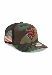 Camo-Basecap mit strukturiertem Design, featuring ein orangefarbenes Bärenlogo, grün-braunes Tarnmuster und ein Netzrücken mit einem Patch der amerikanischen Flagge.