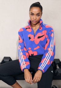 adidas Sportswear ESSENTIALS 3 STRIPES ANIMAL PRINT CROPPED QUARTER ZIP  - Fleecetröja - semi lucid blue/multicolor