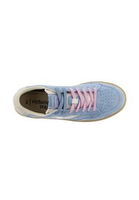Lichtblauwe suède sneaker met roze veters, geperforeerde neus en een crèmekleurige accent. Heeft een rubberen zool en een logo op de tong.