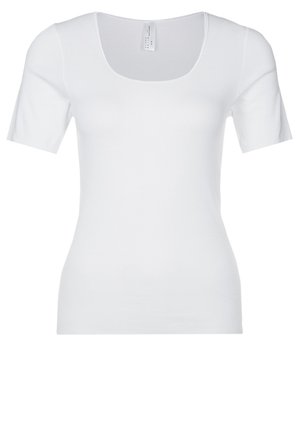 Vit kortärmad t-shirt med rundad halsringning, tillverkad av mjukt, elastiskt tyg. Har en figurnära design och ren fåll.