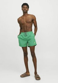 Jack & Jones JPSTFIJI JJSWIM SOLID  - Short de bain - green bee