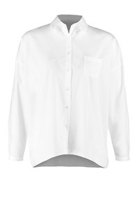 Chemise blanche à manches longues avec col, poche avant à gauche et ourlet légèrement arrondi sur fond blanc.
