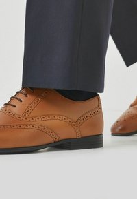 Next OXFORD BROGUE WIDE FIT - Stringate eleganti - tan brown