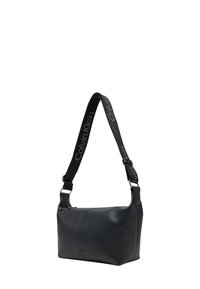 Borsa a spalla nera in pelle con una texture liscia, dotata di una tracolla con logo e dettagli in metallo argentato. Forma rettangolare compatta.