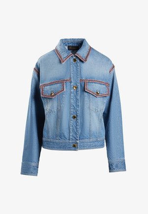 Denim jakna v svetlo modri barvi s kontrastnim rdečim šivom, klasičen ovratnik, dve žepki na prsih in zlatimi pritiskači.