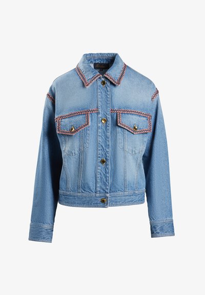 Chaqueta de denim en azul claro con costuras rojas de contraste, cuello clásico, dos bolsillos en el pecho y botones a presión en tono dorado.