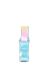 Irisserende blauwe band gemaakt van glanzend materiaal met een soepele textuur, met een zachte verloop van roze naar geel accent aan de bovenkant.