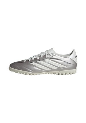 Bota de fútbol Adidas Copa en plata y blanco con cordones, suela texturizada y tres rayas blancas en el lateral.