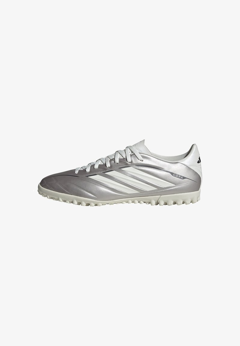 Chaussure de football Adidas Copa argentée et blanche avec lacets, semelle texturée et trois bandes blanches sur le côté.