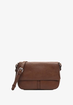 Bolso de piel marrón tipo bandolera con un acabado texturizado, correa ajustable, cierre de solapa y detalle de bolsillo frontal.