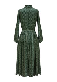 Zielona sukienka w kropki o zwiewnym kroju, z długimi rękawami, wysokim dekoltem i elastycznym pasem, wykonana z gładkiego materiału.