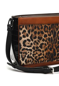 Skórzana torba na ramię z nadrukiem w panterę i czarną teksturą krokodyla, z brązową górną częścią i regulowanym czarnym paskiem.