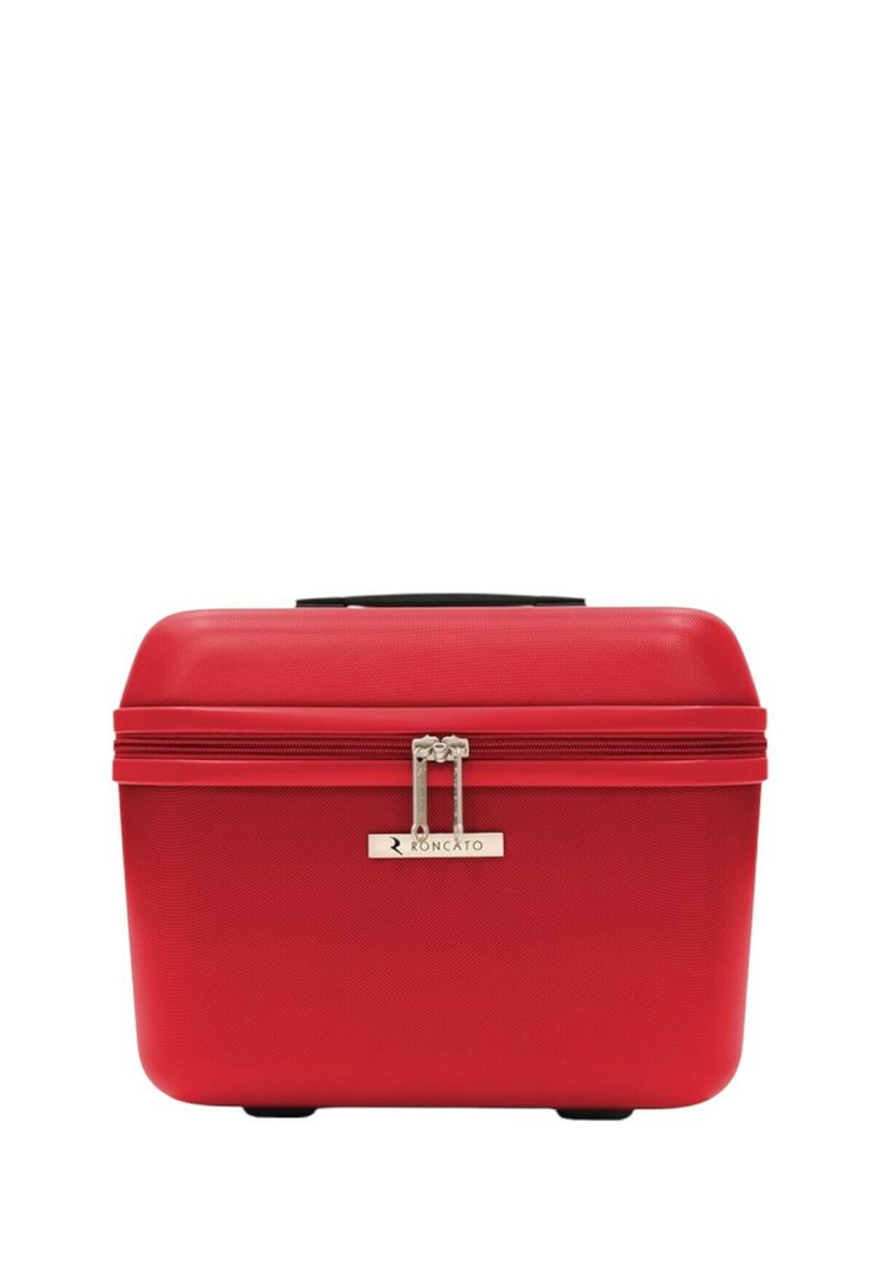 Custodia cosmetica rigida rossa con finitura testurizzata, chiusura a doppia cerniera e placca con logo silver. Caratterizzata da una maniglia imbottita sulla parte superiore.