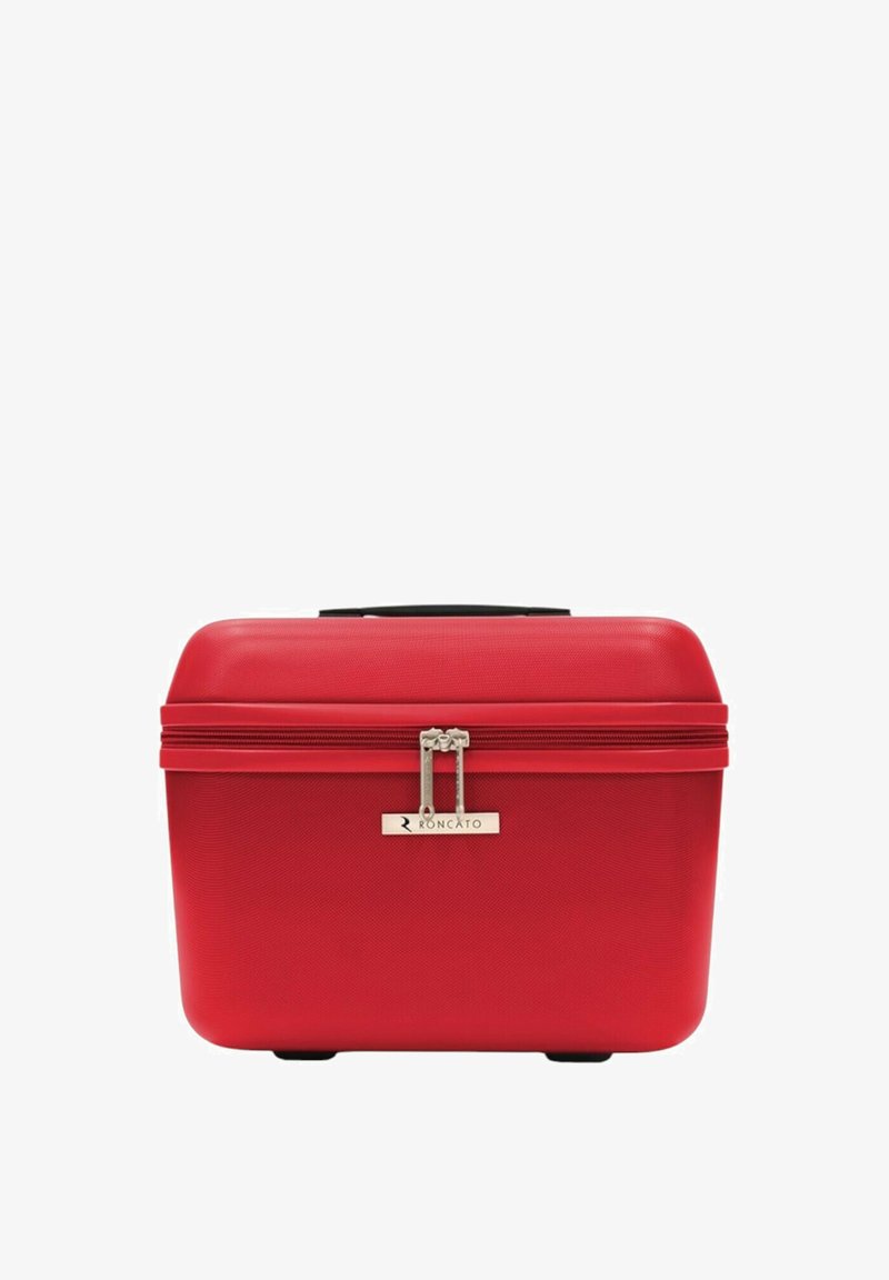 Custodia cosmetica rigida rossa con finitura testurizzata, chiusura a doppia cerniera e placca con logo silver. Caratterizzata da una maniglia imbottita sulla parte superiore.