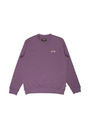 Fioletowa bluza z okrągłym dekoltem, ściągaczami przy mankietach i na dole, z małym kremowym logo na piersi. Miękka tekstura materiału.