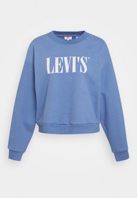 Sudadera azul claro con mangas largas, cuello redondo y un logo blanco de "LEVI'S" en el pecho. Tejido suave con un corte holgado.