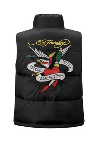 Schwarze Steppweste mit hohem Kragen und einem bunten gestickten Design eines Vogels und Herzens, versehen mit dem Schriftzug „TRUE TIL DEATH“ auf einem Band.