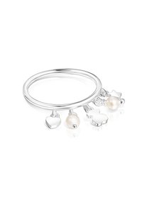 Anillo de plata con tres dijes: un corazón, una perla y una forma estilizada. Acabado liso y pulido; el anillo es delgado y circular.