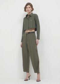 Calliope CROP TINTA UNITA - Camicia - verde militare chiaro