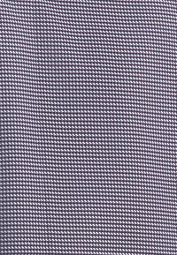 Gestructureerde stof in gedempt lavendel, met een gridpatroon en een gladde afwerking. Duurzaam en flexibel, geschikt voor diverse toepassingen.