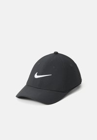 Sort Nike baseball cap med en buet skygge og hvidt broderet swoosh-logo foran, placeret på en simpel hvid baggrund.