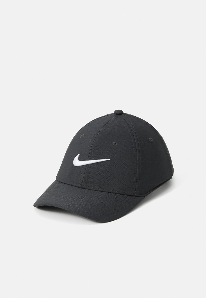 Sort Nike baseball cap med en buet skygge og hvidt broderet swoosh-logo foran, placeret på en simpel hvid baggrund.